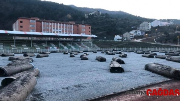 Simav ilçe stadının suni çimleri yenileniyor