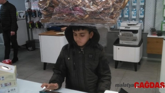 Simit tablasıyla girdiği bayide telefonla oynayan çocuğun görüntüleri yürek burktu