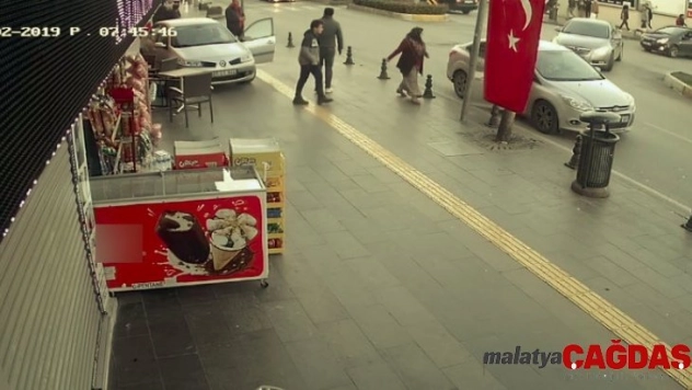 Simitçi dükkanına dalan otomobilden dakikalarla kurtuldular