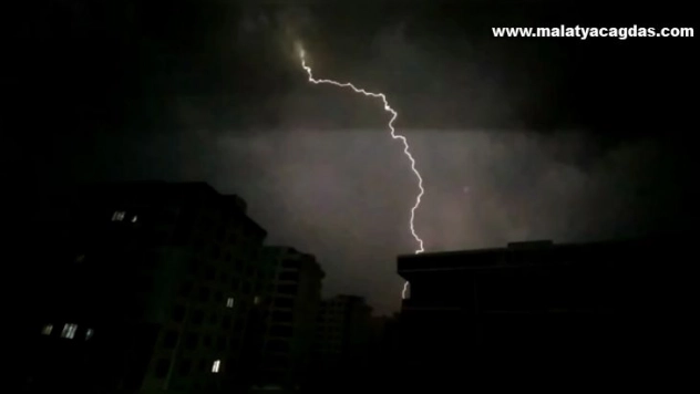 Şimşekler gökyüzünü aydınlattı