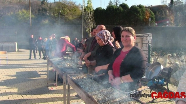 Sınav öncesi motivasyon için hamsi festivali düzenlediler