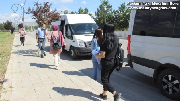 Sınava giden öğrencileri taşıyan servis arızalandı, öğrencilerin imdadına polis yetişti