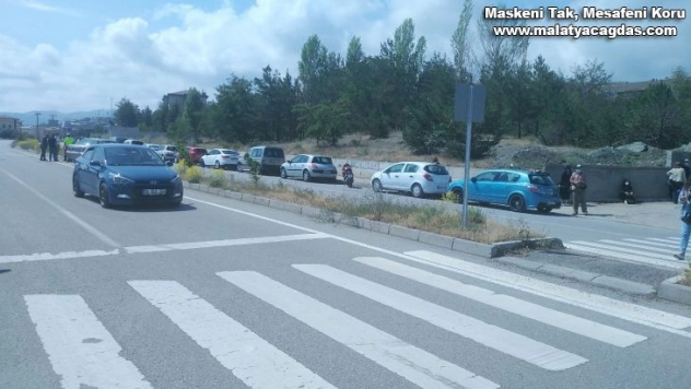 Sınava yetişmek isterken araç çarpan iki genç sınava giremedi