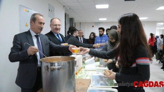 Sınavlara hazırlanan öğrencilere sıcak çorba ikramı