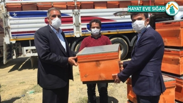 Sincik'te arıcılara organik kovan desteği