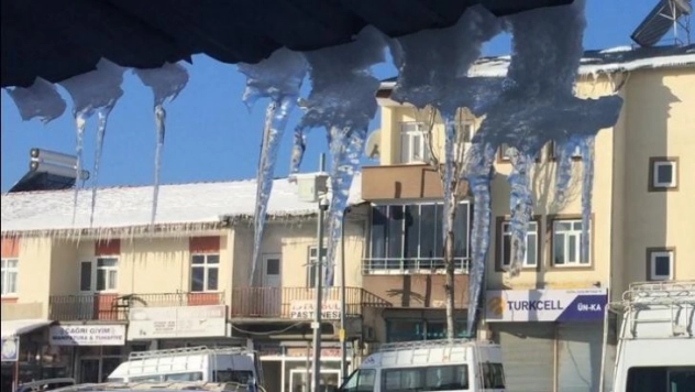 Sincik'te dondurucu soğuk hayatı olumsuz etkiliyor