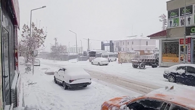 Sincik'te kar yağışı ilçeyi beyaza bürüdü