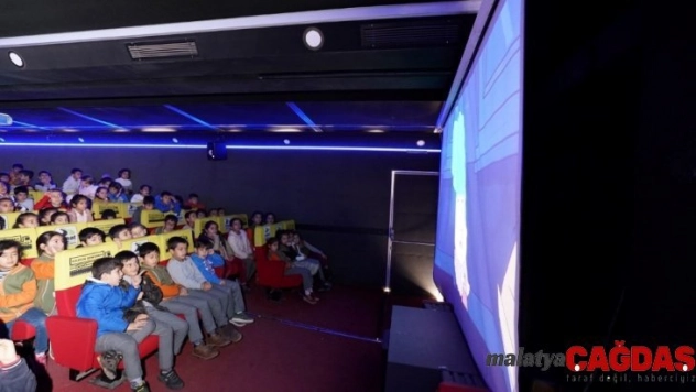 Sinemayı çocukların ayağına götürdüler