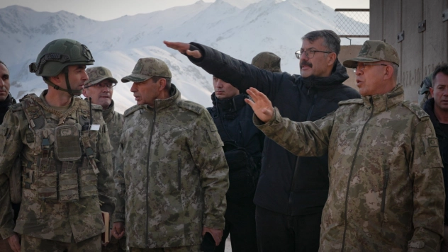 Sınır Hattında İnceleme: Çelik ve Topaloğlu Askerlere Başarı Diledi