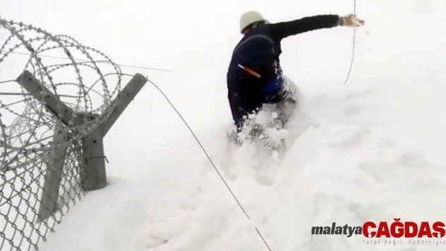 Sınırdaki askerlere elektrik sağlayan hat koptu, görevliler onardı