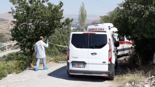 Sinirlenen baba çocuğunun yanında karısını öldürdü