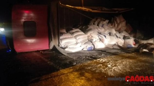 Sinop'ta un yüklü tır devrildi