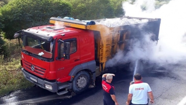 Sinop'ta taş yüklü kamyon alev aldı