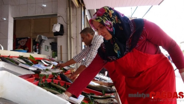 Sırt sırta verip balıkçı tezgahında çocukları için ter döküyorlar