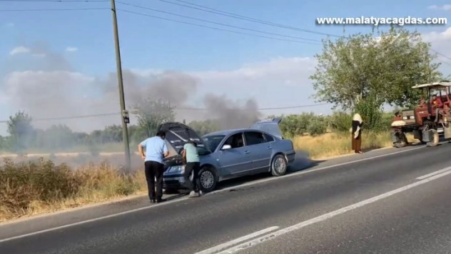 Şişelerle su taşıdılar, otomobili yanmaktan kurtardılar
