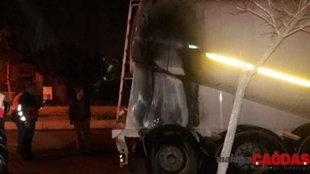 Şişirdiği lastik bir anda alev aldı, tır şoförü kazayı ucuz atlattı