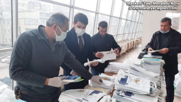 58 bin eve İnancın Zaferi Çanakkale kitabını dağıttı