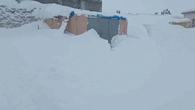 Sivas'ta 3 metre kar yağdı, hayvanlarının bulunduğu ahırın kapısını bulamadı