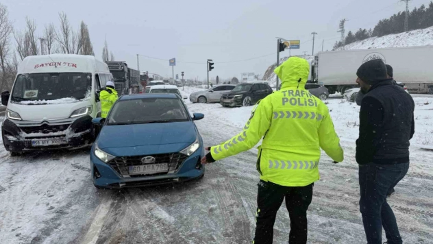 Sivas'ta etkili olan kar, hayatı durma noktasına getirdi