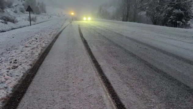 Sivas'ta Geminbeli Geçidi'nde kar yağışı etkili oluyor