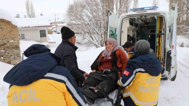 Sivas'ta kar engeline takılan hasta için ekipler seferber oldu