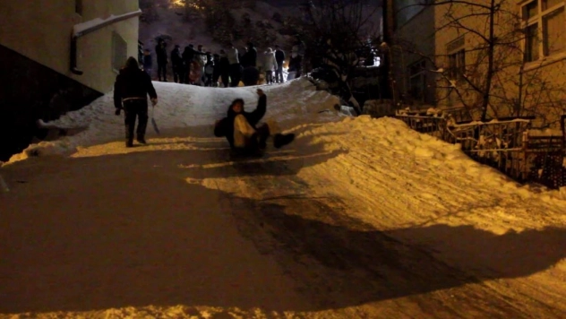Sivas'ta mahalleli sokağa döküldü, çocuklar ve yetişkinler karın tadını kayarak çıkardı