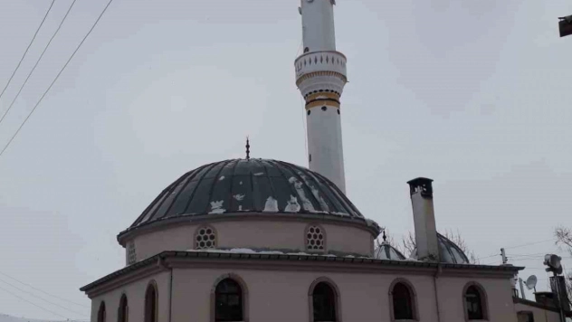 Sivas'ta şiddetli rüzgar cami minaresinin külahını uçurdu