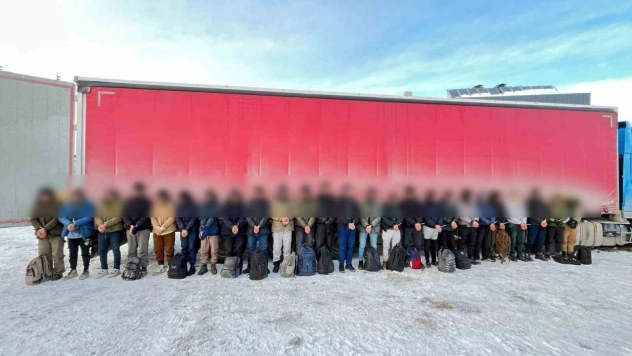 Sivas'ta tır dorsesine gizlenen 25 kaçak göçmen yakalandı