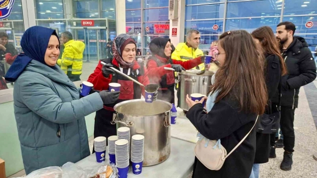 Sivas'ta yoğun kar hayatı felç etti: Yolculara sıcak çorba ikram edildi