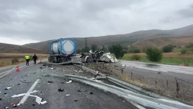 Sivas'ta yolcu otobüsü ile tırın çarpıştığı kazada 20 kişi yaralandı