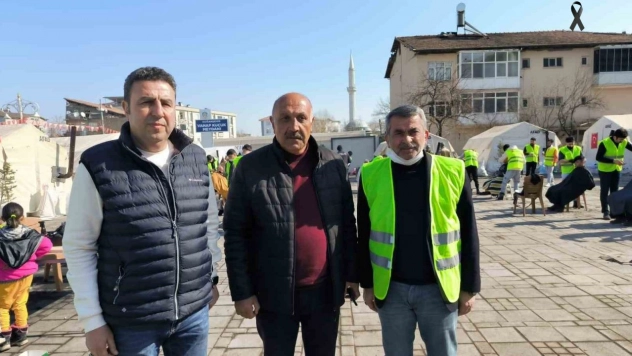 Sivaslı berberlerden depremzedelere ücretsiz tıraş