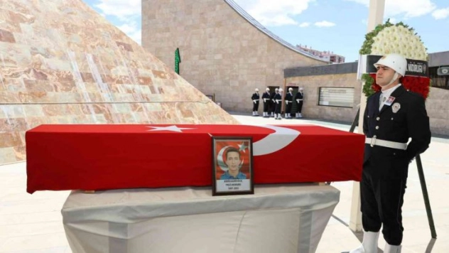 Sivaslı polis memuru son yolculuğuna uğurlandı