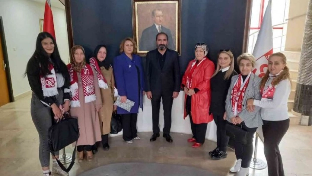 Sivasspor'a kadın taraftarlardan moral ziyareti