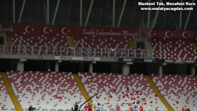 Sivasspor - Beşiktaş maçında ışıklar söndü, maç durdu