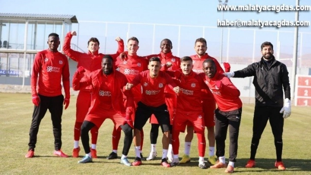 Sivasspor'da 2 kişinin korona virüs testi pozitif çıktı