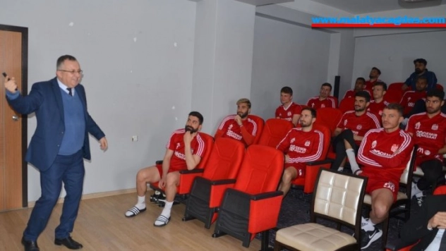 Sivasspor'da futbolculara korona virüs eğitimi verildi
