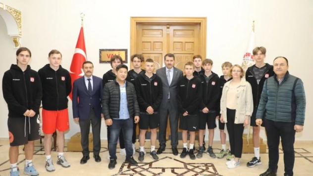 Sivasspor'da idman yapan Ukraynalı sporculardan Vali Ayhan'a ziyaret