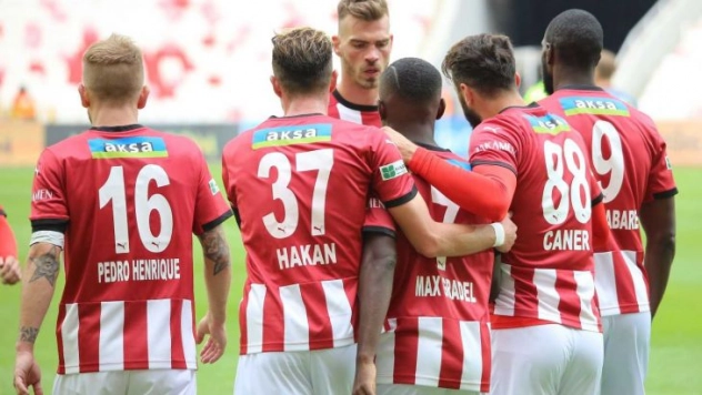 Sivasspor evinde ilk kez kazandı