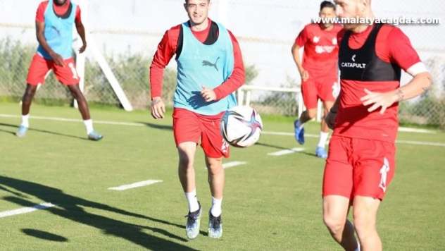 Sivasspor, Fenerbahçe maçı hazırlıklarına çift idmanla devam etti