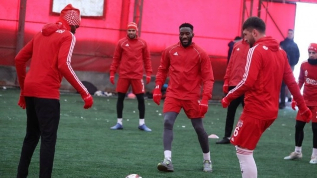 Sivasspor kapalı sahada çalıştı
