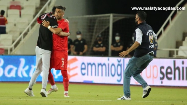Sivasspor-Petrocub maçında sahaya taraftar girdi