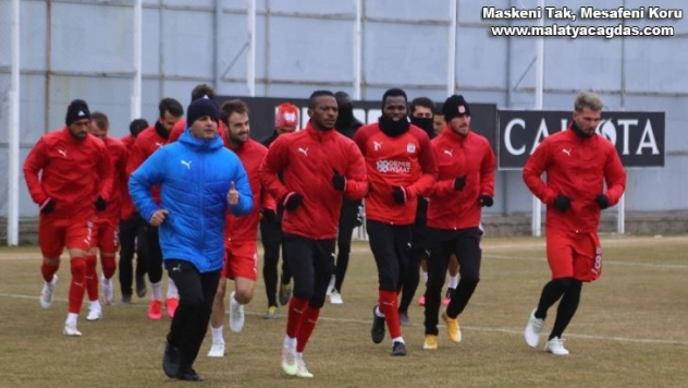 Sivasspor sağanak yağmur altında çalıştı