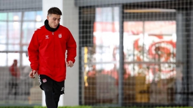 Sivasspor, yoğun kar sebebiyle kapalı sahada çalıştı