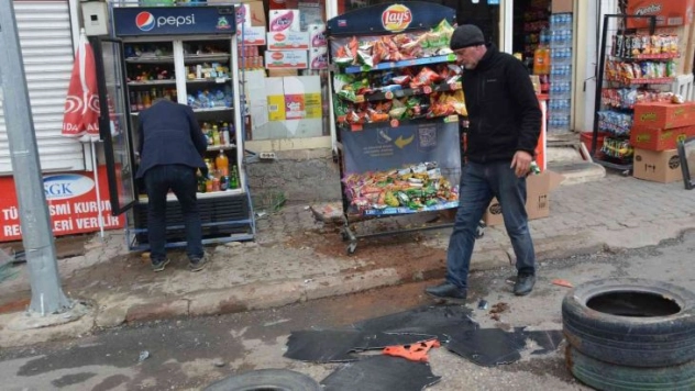 Siverek'te 2 otomobil bir iş yerine girdi