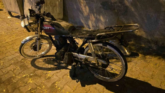 Siverek'te apartmanın girişine park edilen motosiklet yandı