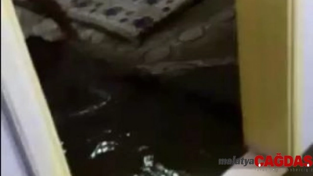 Siverek'te evi kanalizasyon suyu bastı