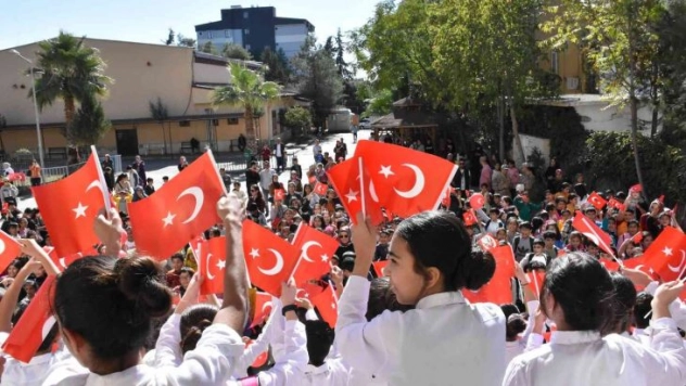 Siverek'te öğrenciler 29 Ekim'i coşkuyla kutladı