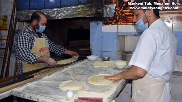 Siverek'te sahurun vazgeçilmezi yağlı ekmeğe rağbet sürüyor