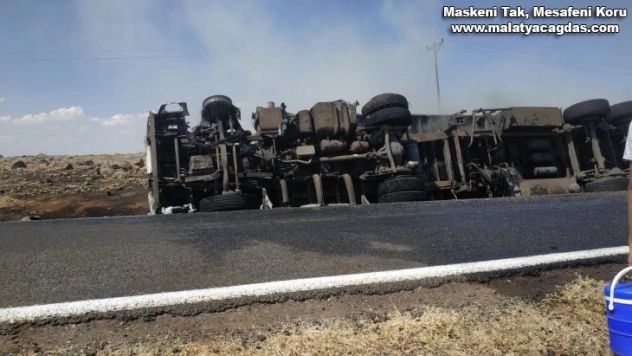 Siverek'te şarampole devrilen saman yüklü tır alev aldı