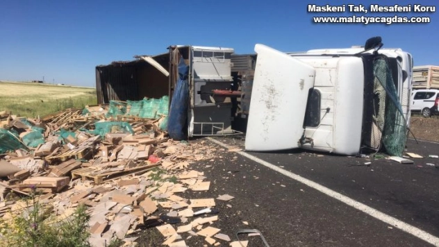 Siverek'te tır devrildi: 3 yaralı